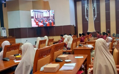 Berupaya memahami tugas legislatif, para siswa SMAIT Al Uswah Bangil kunjungi kantor DPRD Kab. Pasuruan