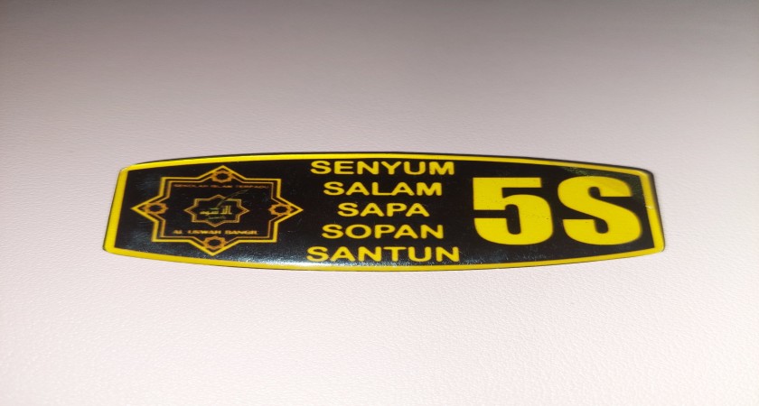 Guru dan siswa kompak senyum dalam kegiatan penyambutan pagi di Al Uswah Bangil